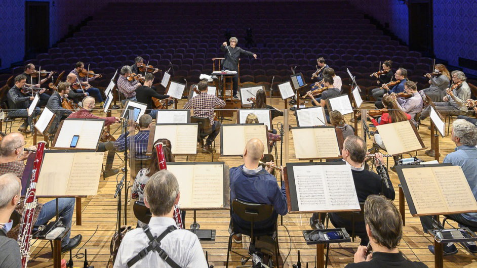 Okouzlení zvukem, svobodou i matičkou Prahou. Světová esa píší pro Českou filharmonii