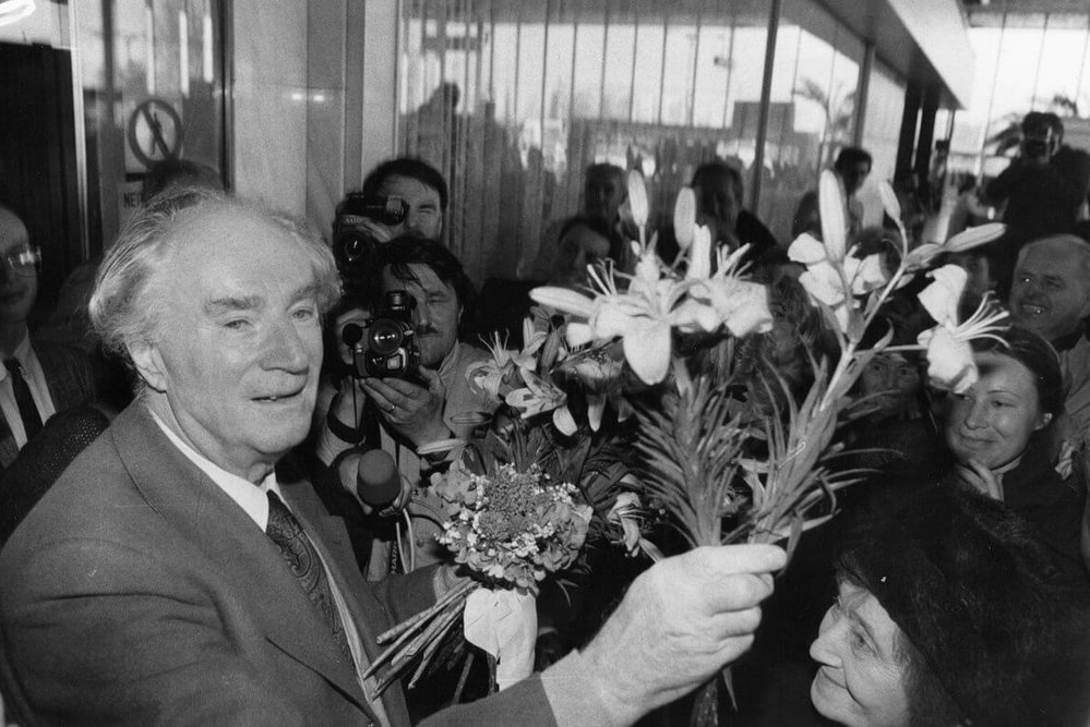 Rafael Kubelík na letišti při návratu do vlasti