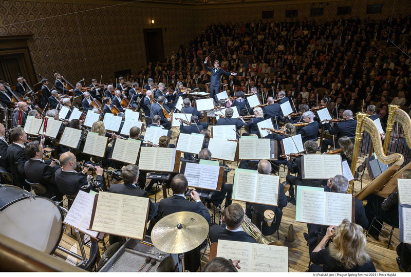 Finský dirigent Klaus Mäkelä řídí Českou filharmonii na Pražském jaru 2023.