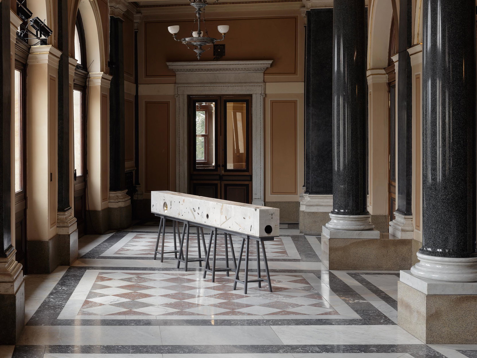 Rudolfinum hostí sochy z rozbitých hudebních nástrojů