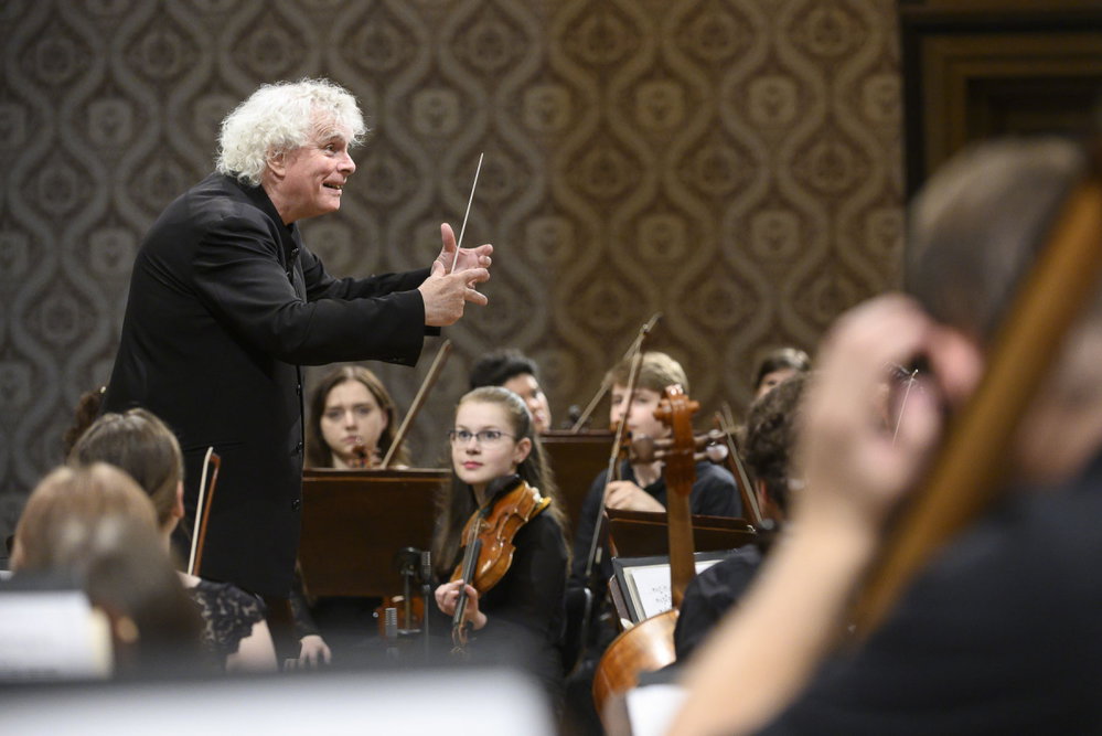 Benefiční koncert IV, sir Simon Rattle a Česká studentská filharmonie