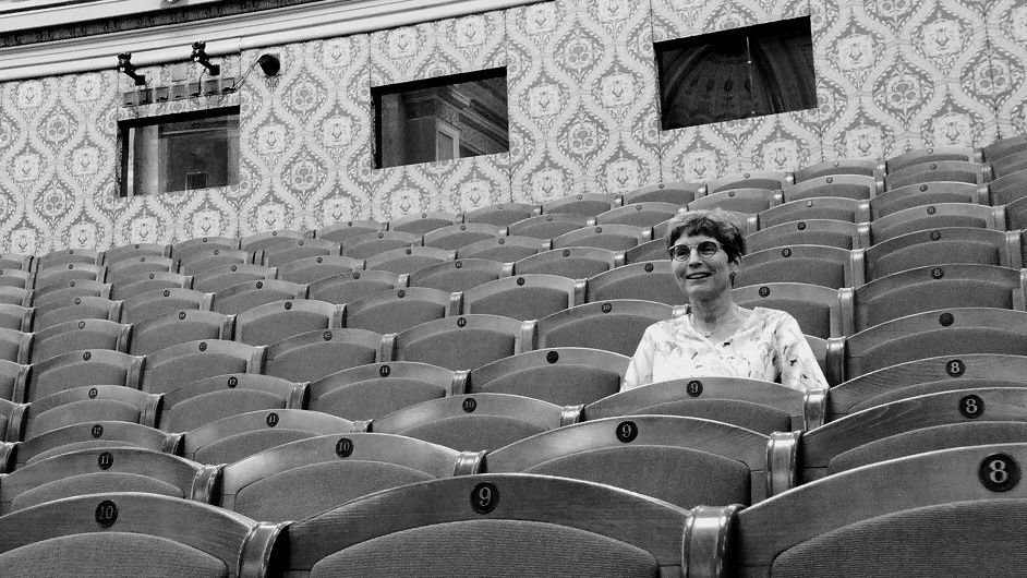 Hana Dvořáková, členka Dynamického klubu České filharmonie v hledišti Dvořákovy síně