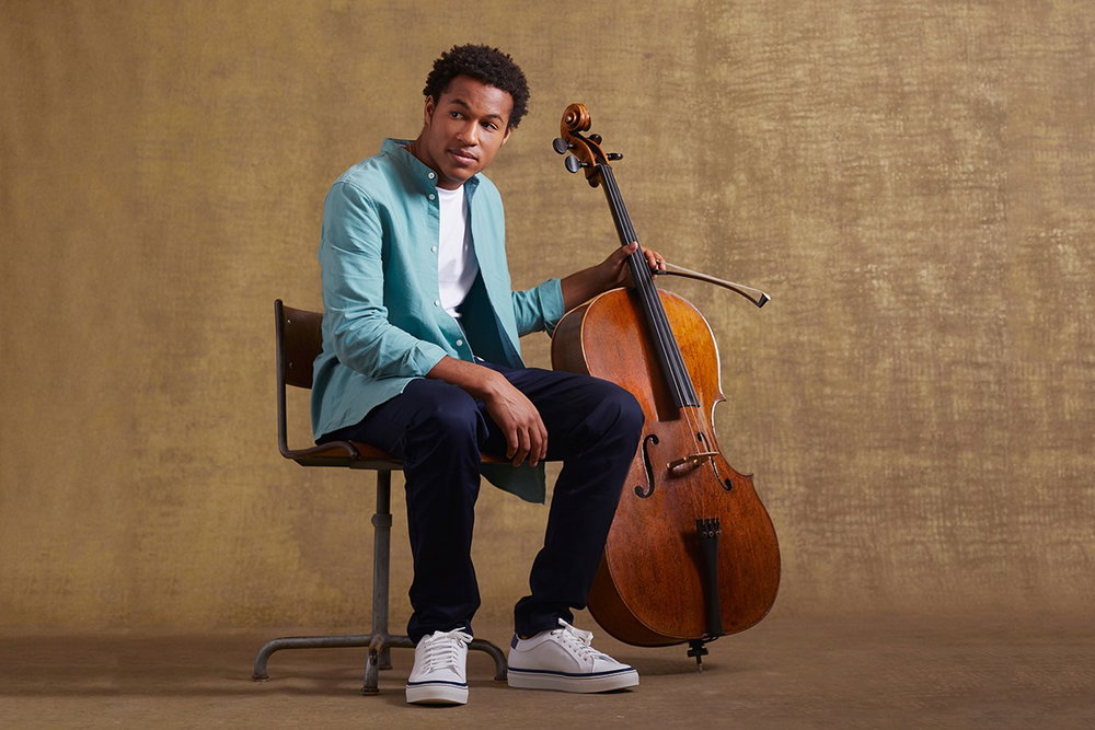 V Elgarově koncertu se pražskému publiku poprvé představí dvaadvacetiletý britský violoncellista Sheku Kanneh-Mason, který v roce 2016 získal cenu BBC Young Musician.