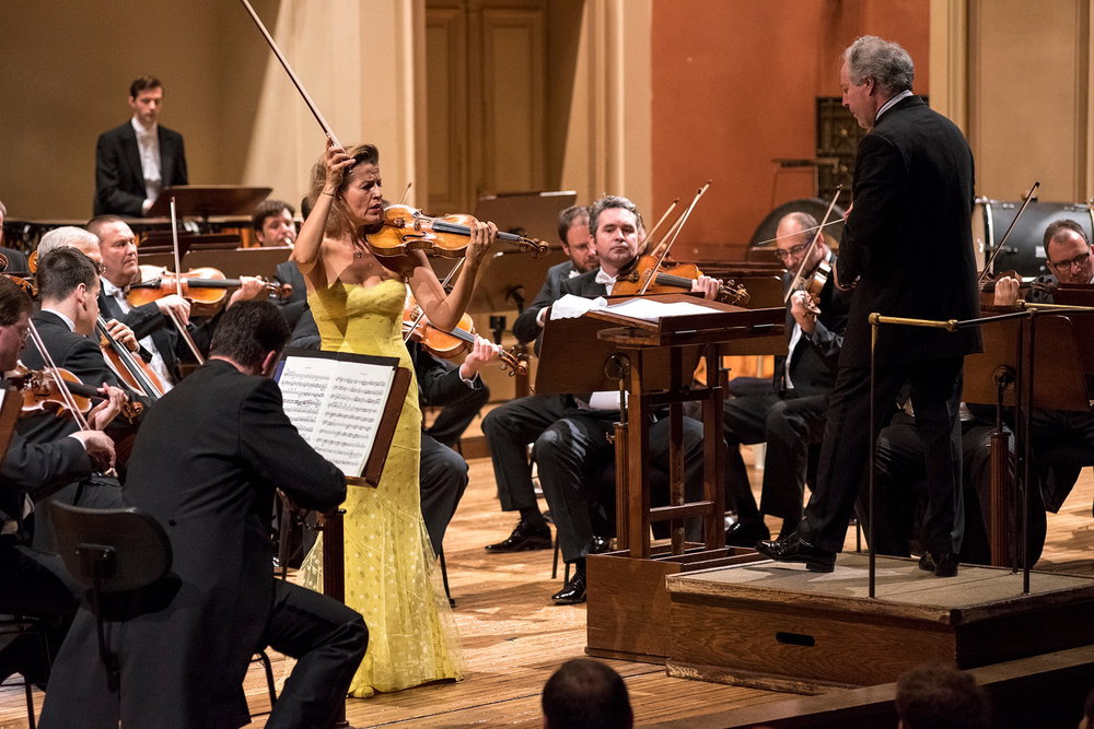 Houslistka Anne-Sophie Mutter a dirigent Manfred Honeck spolu v Rudolfinu vystoupili v roce 2016. Spolupráci si v rámci 126. sezony České filharmonie zopakují.