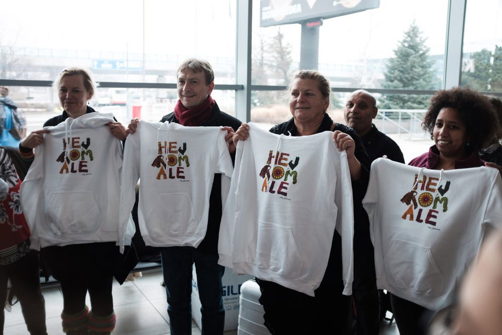 Na cestu do lednového Belfastu jsou tu nové mikiny HEJ ROMALE, které názvem i&nbsp;grafikou odkazují na&nbsp;první CD Čhavorenge a&nbsp;České filharmonie, vydané na&nbsp;jaře 2018