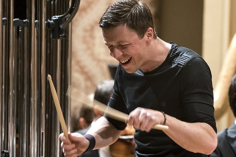 Martin Grubinger s Peterem Eötvösem a Českou filharmonií v roce 2016