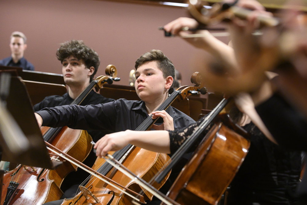 Benefiční koncert IV, sir Simon Rattle a Česká studentská filharmonie