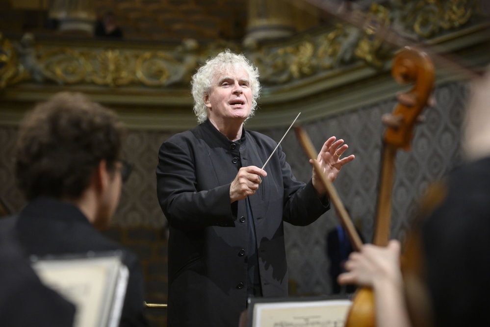 Benefiční koncert IV, sir Simon Rattle a Česká studentská filharmonie