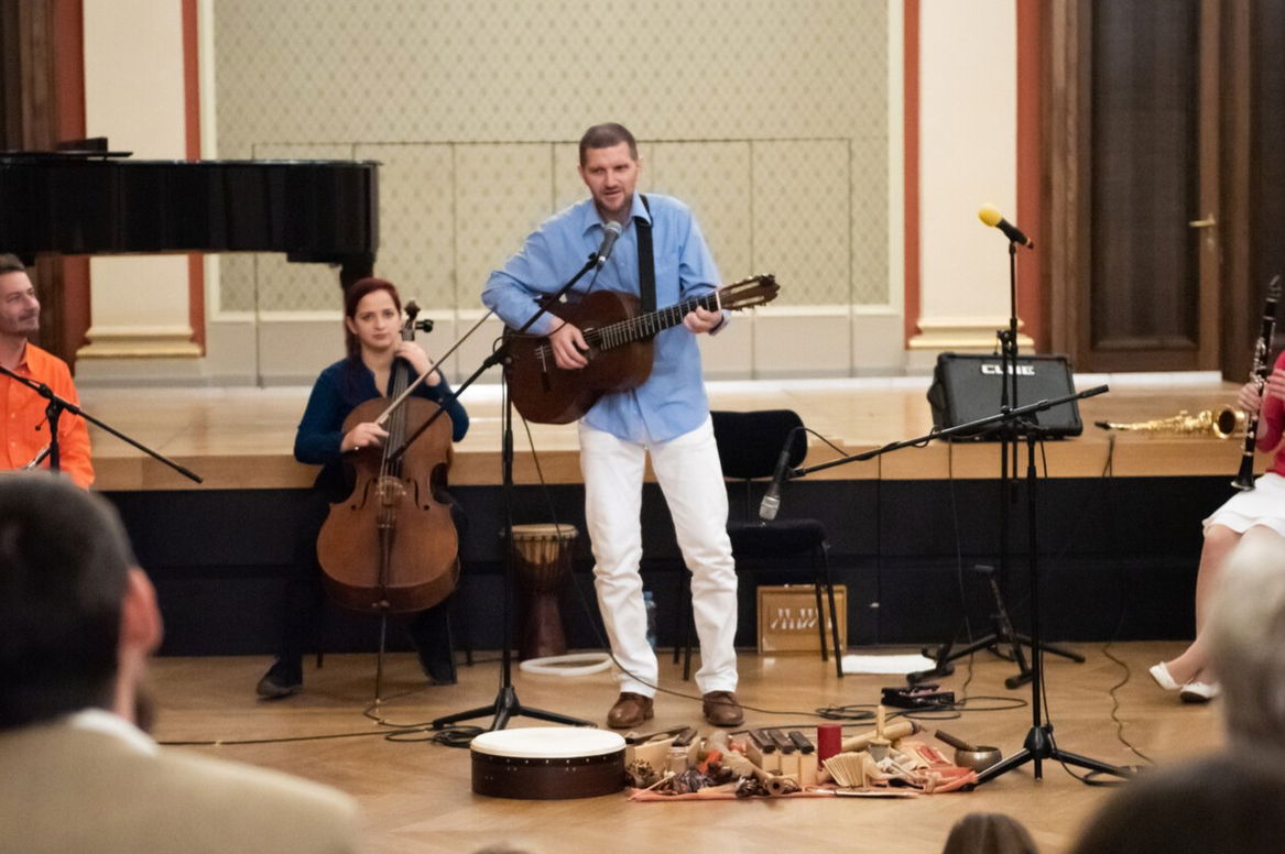  100 minut mezi tóny