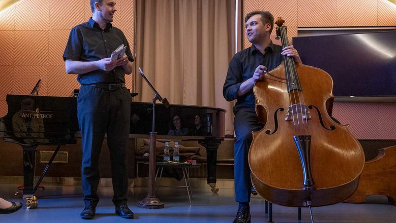 Fotografie ilustrujicí událost Basa tvrdí muziku