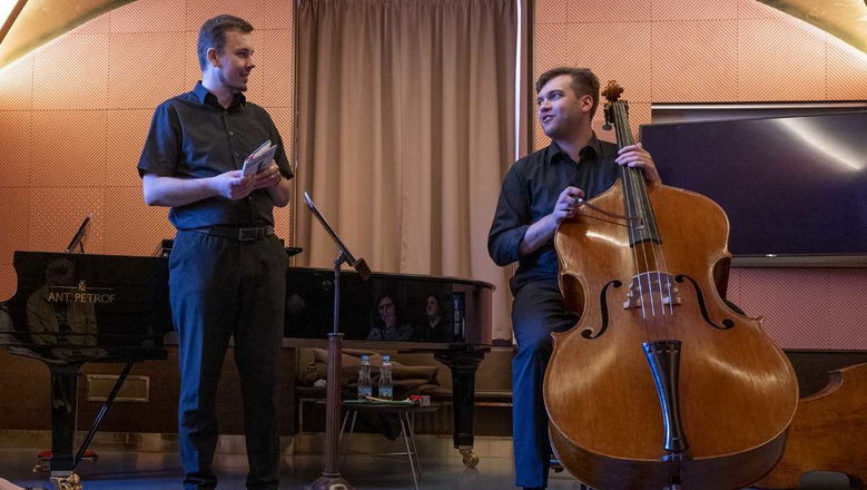 Fotografie ilustrujicí událost Basa tvrdí muziku