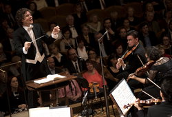 Photo illustrating a concert - event Czech Philharmonic, Robin Ticciati, Vilde Frang • Dvořák Prague Festival
