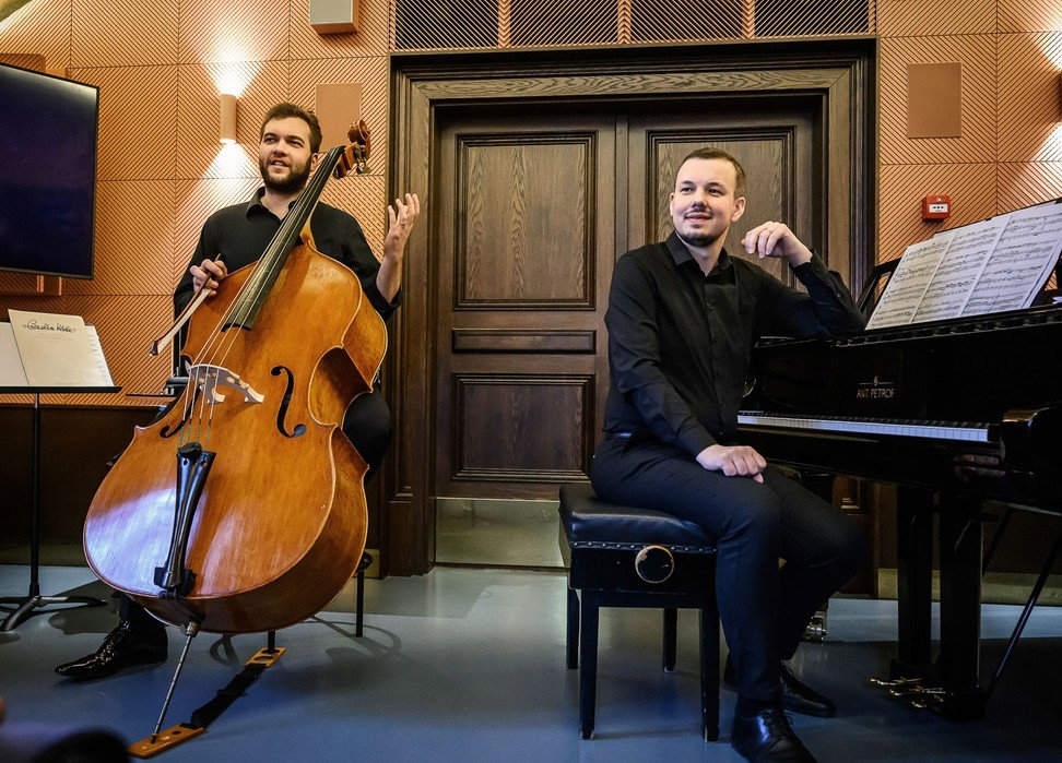 Fotografie ilustrujicí koncert - událost  Basa tvrdí muziku