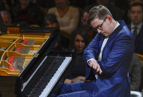 Fotografie ilustrujicí koncert - událost Český spolek pro komorní hudbu • Víkingur Ólafsson