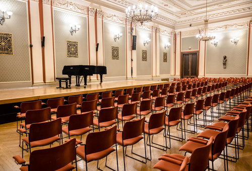 Photo illustrating a concert - event Ivo Kahánek uvádí mladé talenty Klasika o čtvrté