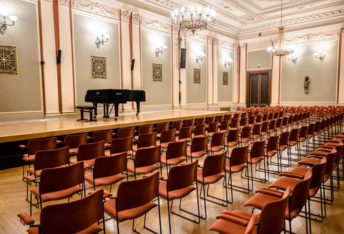 Photo illustrating a concert - event Ivo Kahánek uvádí mladé talenty Klasika o čtvrté