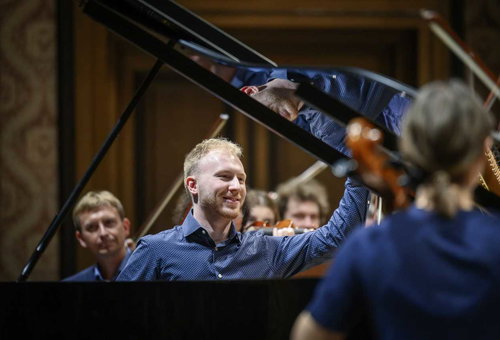 Photo illustrating a concert - event  Pictures at an Exhibition