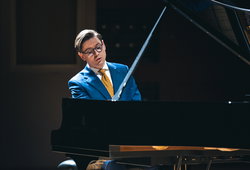 Fotografie ilustrujicí koncert - událost Český spolek pro komorní hudbu • Víkingur Ólafsson