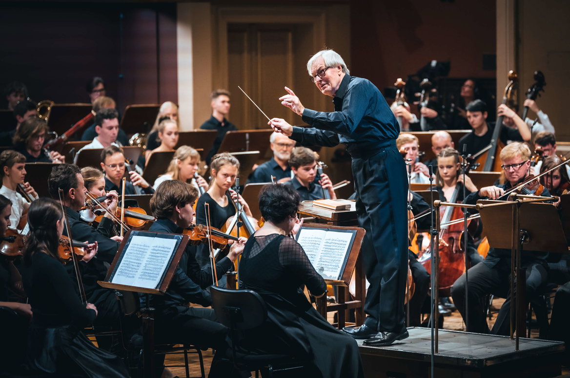  Společný orchestr žáků základních uměleckých škol a hudebníků České filharmonie Závěrečný koncert projektu