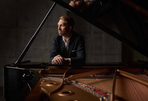 Photo illustrating a concert - event Leif Ove Andsnes Czech Philharmonic