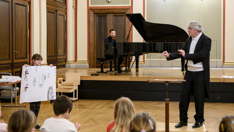 Fotografie ilustrujicí událost Dopoledne s filharmoniky • Čáry máry dirigent