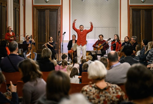 Photo illustrating a concert - event  100 Minutes among the Tones