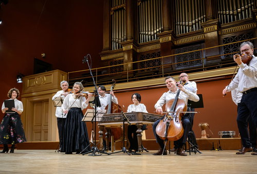 Photo illustrating a concert - event  Czech Philharmonic Cimbalom Ensemble and Martha Issová