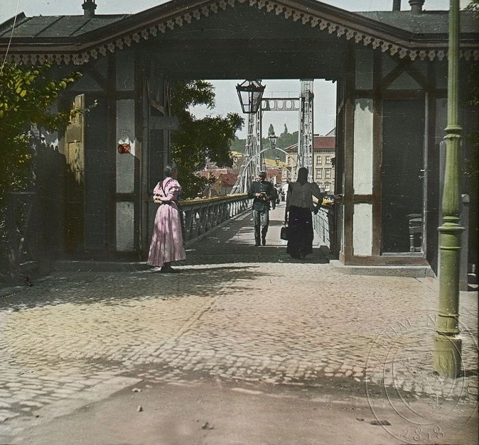 Vstup na železnou lávku u Rudolfina