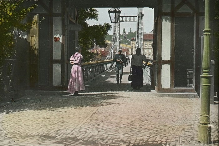 Stavba řetězové lávky mezi Klárovem a Starým Městem