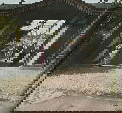 Vstup na železnou lávku u Rudolfina