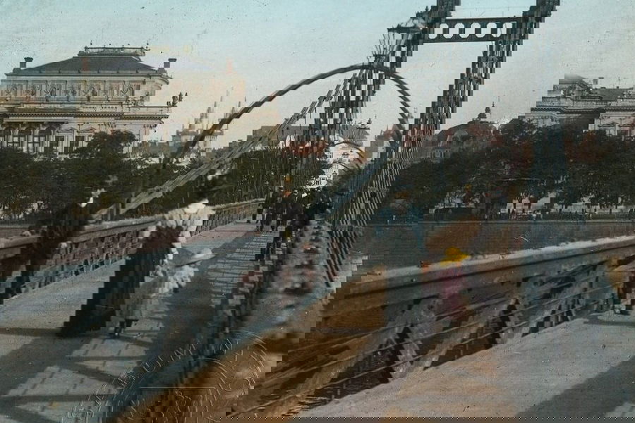 Stavba řetězové lávky mezi Klárovem a Starým Městem