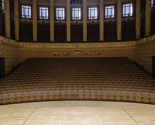 Už ani vrznutí. Dvořákova síň má nové pódium