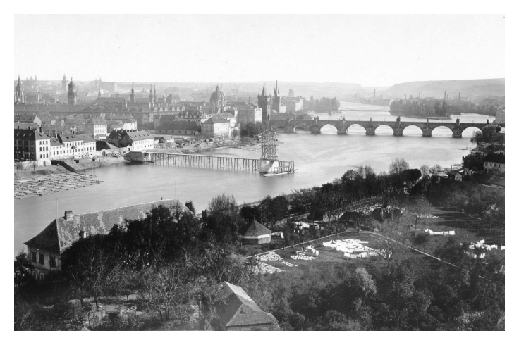 Stavba řetězové lávky mezi Klárovem a Starým Městem