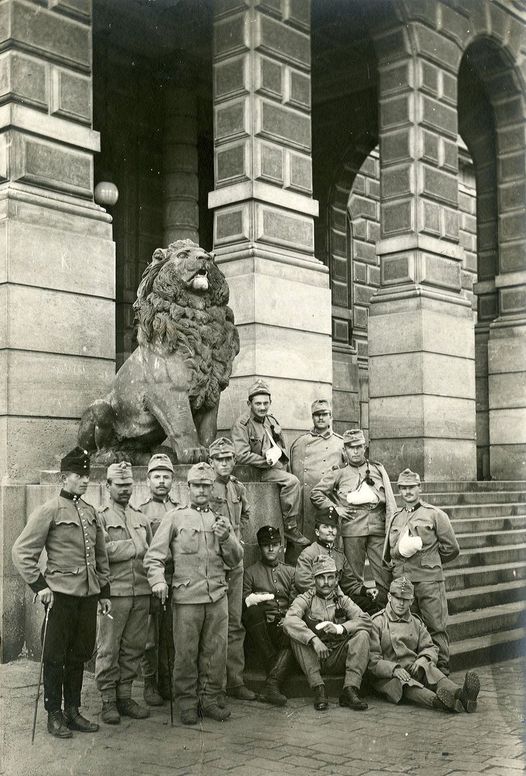 Vojenští rekonvalescenti před Rudolfinem v roce 1914