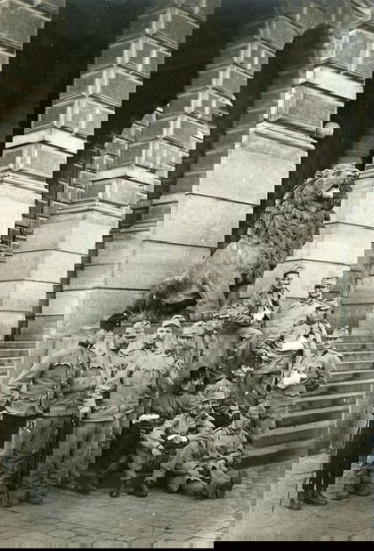 Vojenští rekonvalescenti před Rudolfinem v roce 1914