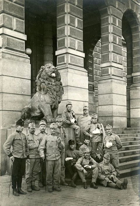 Vojenští rekonvalescenti před Rudolfinem v roce 1914