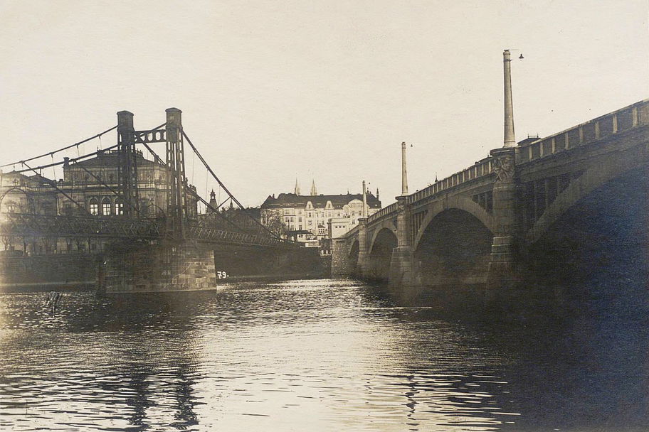 Stavba řetězové lávky mezi Klárovem a Starým Městem