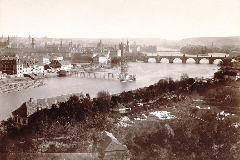 Stavba řetězové lávky v roce 1869