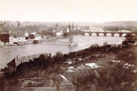 Stavba řetězové lávky v roce 1869