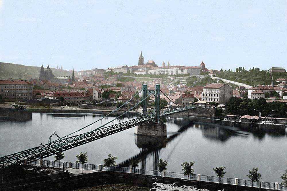 Rudolfova lávka v Praze u Rudolfina na historické fotografii