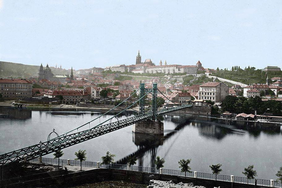 Stavba řetězové lávky mezi Klárovem a Starým Městem