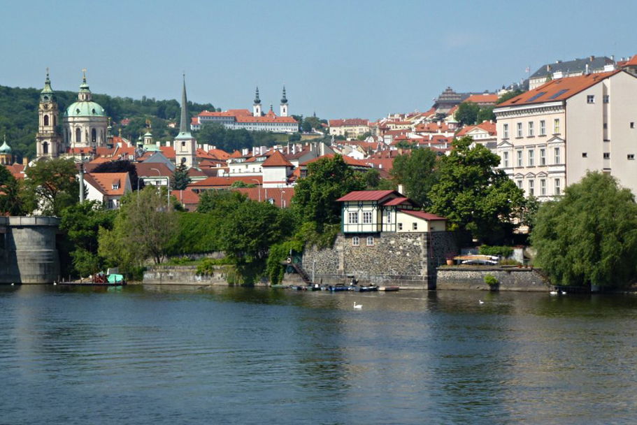 Stavba řetězové lávky mezi Klárovem a Starým Městem