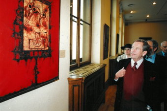 Prezident Václav Havel na vernisáži výstavy Mikuláš Medek. © Archiv Galerie Rudolfinum