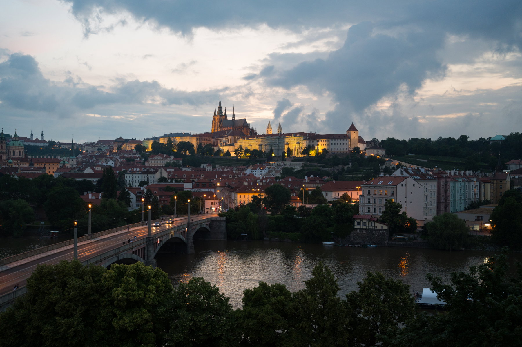 Výhled na Hradčany z terasy Rudolfina