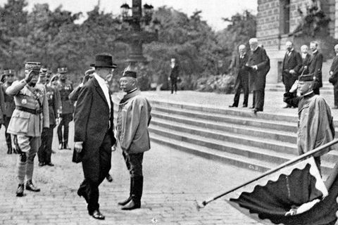 Tomáš Garrigue Masaryk před Rudolfinem v roce 1928