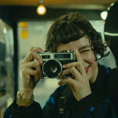 Svět zná Anastasii Kobekinu jako mistryni violoncella. 🎻 Věděli jste ale, že ovládá hned dva nástroje? Vedle strunného navíc i jeden optický. 📷 Ovšem jen pokud je na něj čas: „Když mám hodně zkoušek a koncertů, nefotím. Takže podle počtu fotek poznám, jak se cítím.“

V Japonsku jsme společně přednesli Dvořákův violoncellový koncert. 🎶 A máme radost, že si vedle vystupování našla i chvíli na zdokumentování tokijských ulic...