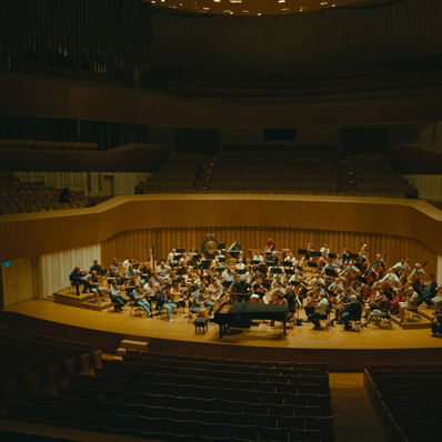 Prvnímu zájezdu do Japonska v roce 1959 přecházely organizační, technické a především umělecké přípravy. 🎼 Kvůli programům přijel japonský agent pan Jin až do Rudolfina. Nelíbily se mu žádné návrhy – chtěl jen a pouze Čajkovského. 

Tehdejší ředitel Jiří Pauer a šéfdirigent Karel Ančerl se mu snažili vysvětlit, že Česká filharmonie musí a chce hrát i českou hudbu. Po dlouhých debatách se pan Jin nechal přesvědčit. A později rozhodně nelitoval... 😊

Vedle děl zahraničních skladatelů orchestr posluchačům představil tvorbu Dvořáka, Smetany, Janáčka, Suka a Pauera. 🎶