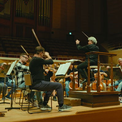 V Tokiu může mít člověk závratný pocit, jako by na něj všechny ty mrakodrapy padaly a tlačily ho k zemi. 🌆 Malý mravenec kličkující v betonovém lese megalopole. 

Podobné chvění zažívá posluchač při Šostakovičově Osmé, zvlášť když se povede tak jako České filharmonii v Suntory Hall. 🎶 Monstrózní kostitřas, úžasné!