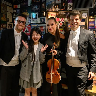 Na koncertě v Ósace jsme se potkali se Sui. 💙 Byla nadšená, že do Japonska se vypravili Mráček-san, Vodička-san i Krestová-san. Naši Japonci nám rozumějí! 💫