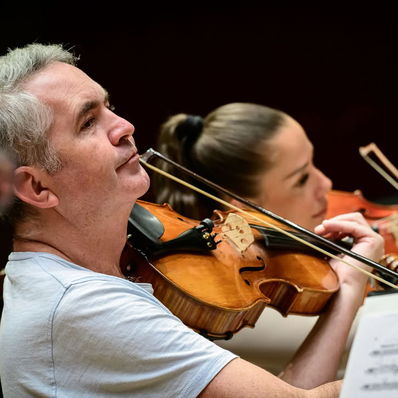 Klepeme na dřevo, kámen i na zuby – zatím na zájezdu vše probíhá bez větších obtíží. 🍀 Nejpernější okamžik zažil Dominik Trávníček, kterému při Vltavě praskla struna na viole. 

Svůj nástroj mu k prvnímu pultu kolegiálně poslal Jiří Poslední, který musel Vlast dobásnit bez áčka. 🤝 Ale český filharmonik si poradí…